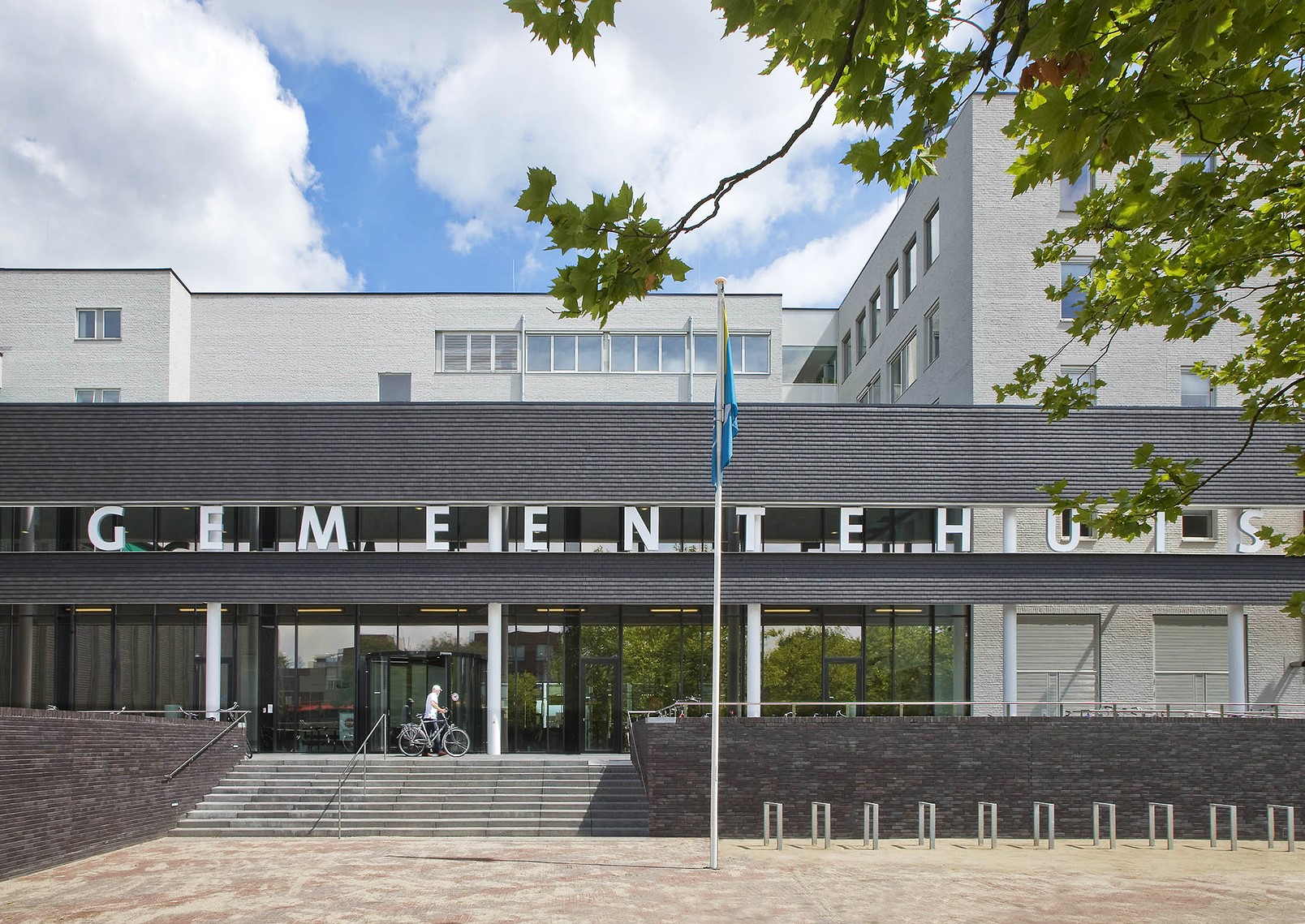 Foto van gemeentehuis.